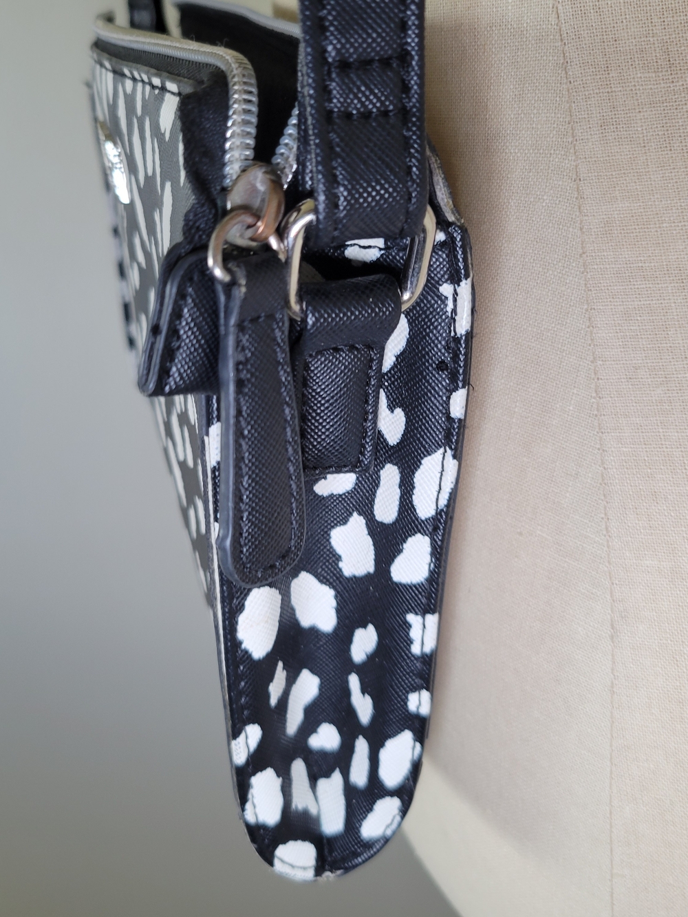Kenneth Cole Reaction Black and White Dalmatian Print/ Polka Dot Crossbody - Picture 9 of 16